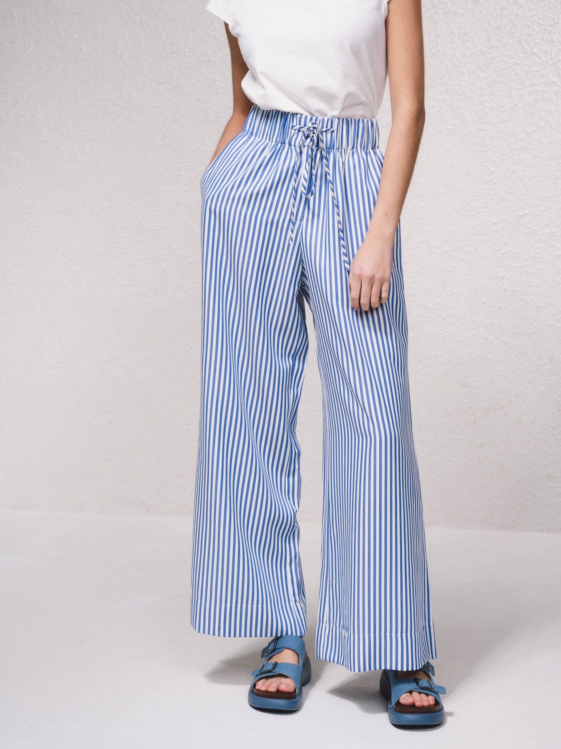 Pantaloni palazzo a righe con vita elasticizzata e laccio