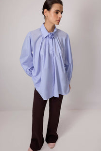 Camicia oversize in cotone con fiore al collo blu