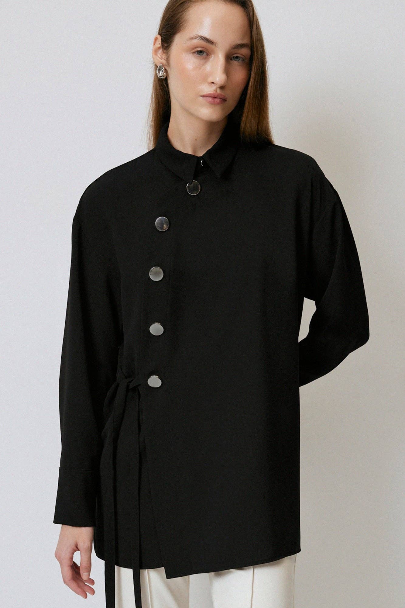 Camicia in crêpe asimmetrica con cintura