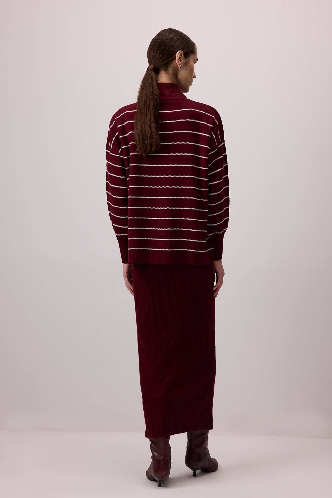 Set maglione a righe e abito midi a coste bordeaux