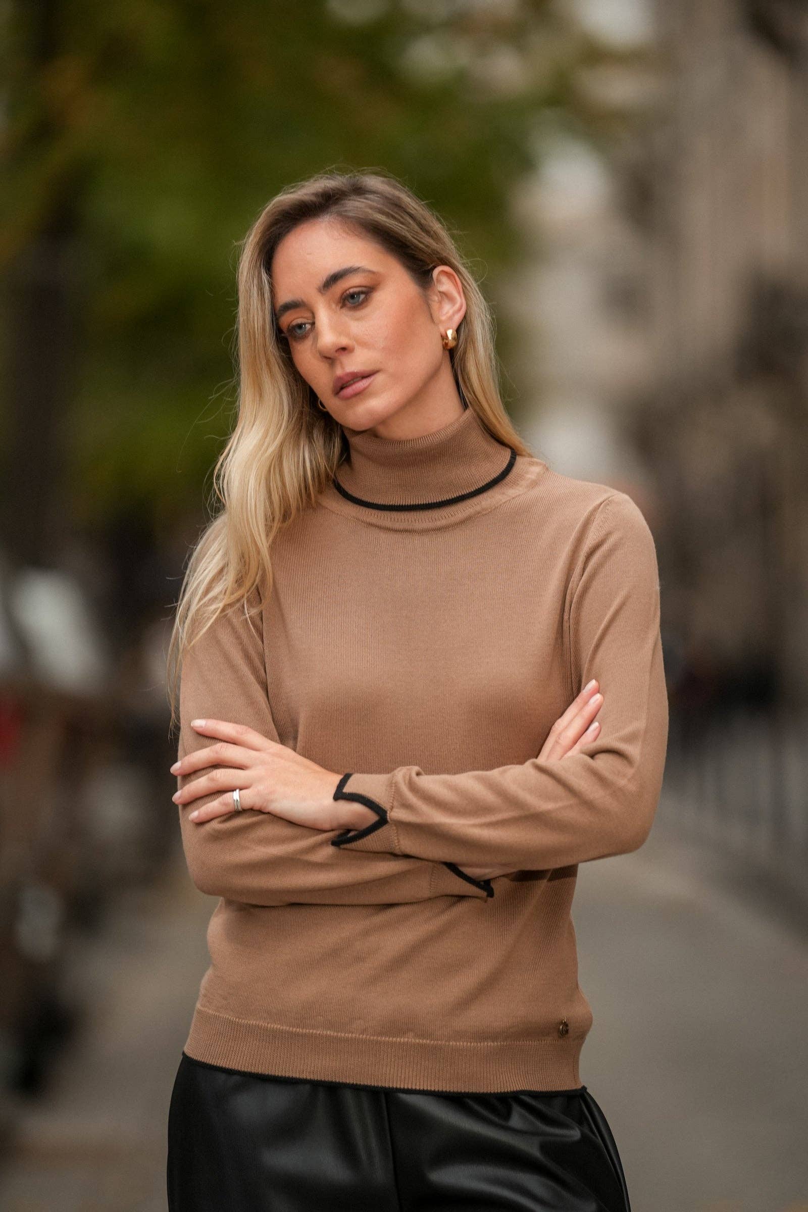Maglione dolcevita con profili a contrasto