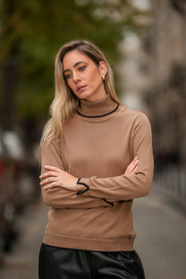 Maglione dolcevita con profili a contrasto