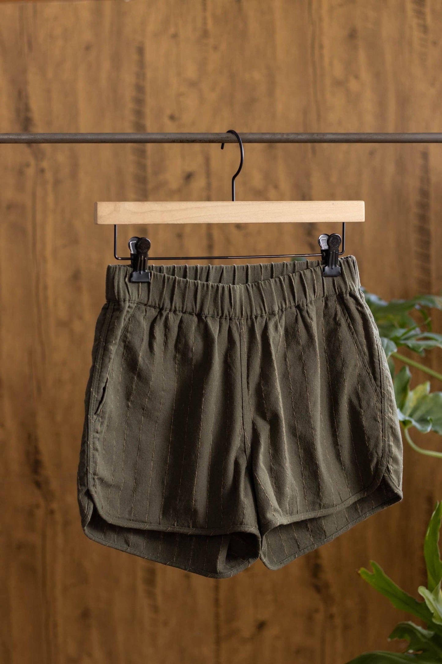 Shorts track Luca a righe oliva in lino e cotone