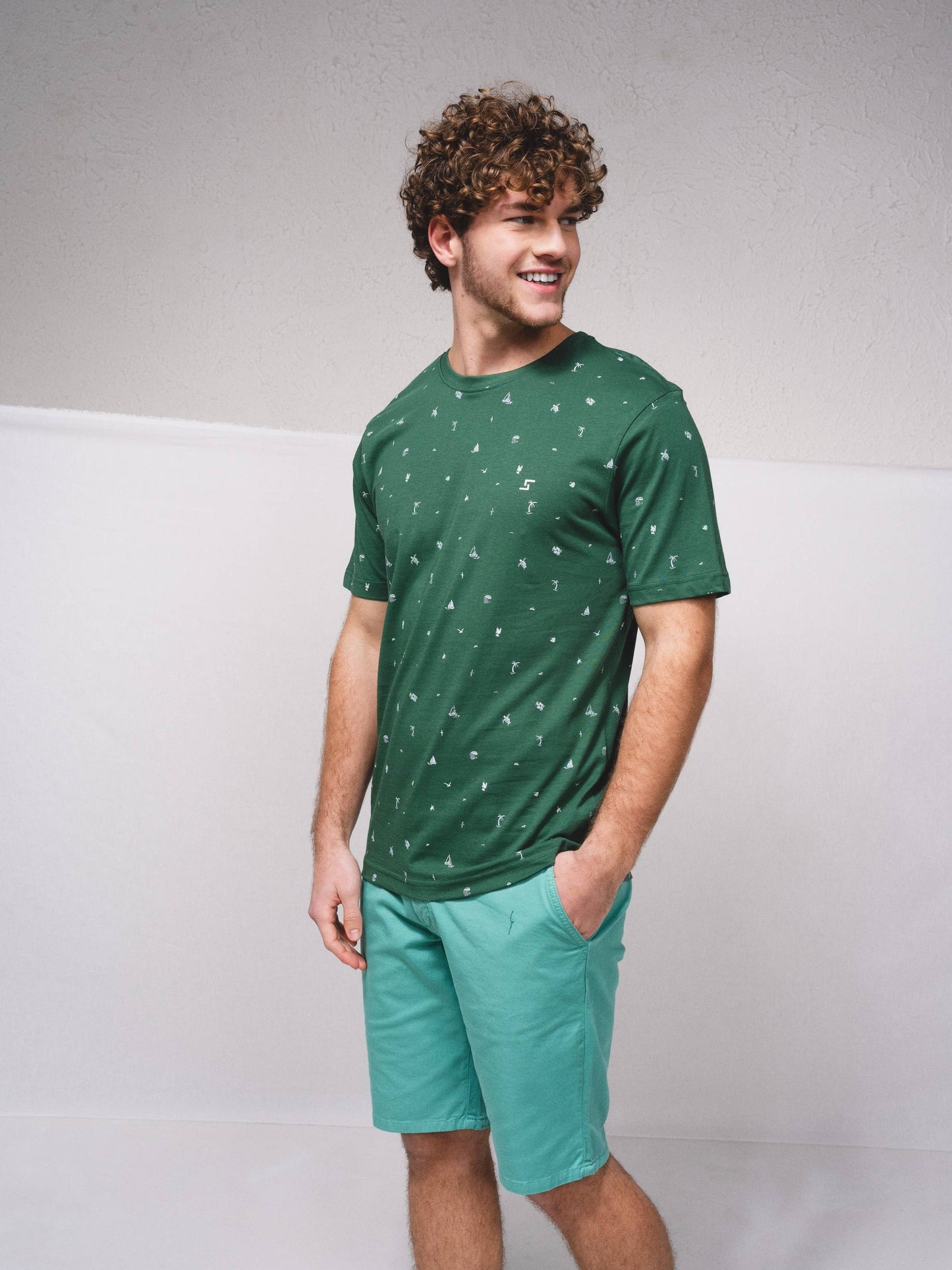 T-shirt basic in cotone con micro stampa e logo ricamato