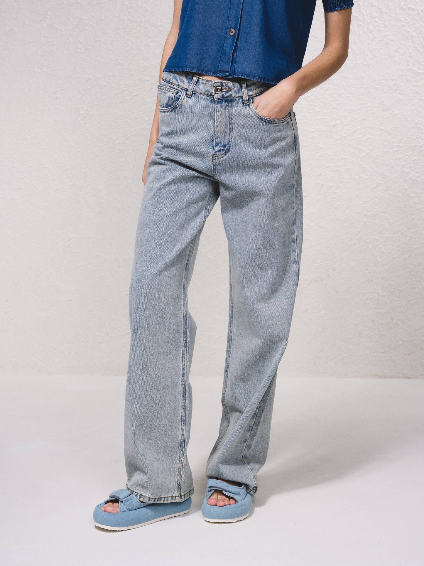 Jeans a gamba larga a vita alta