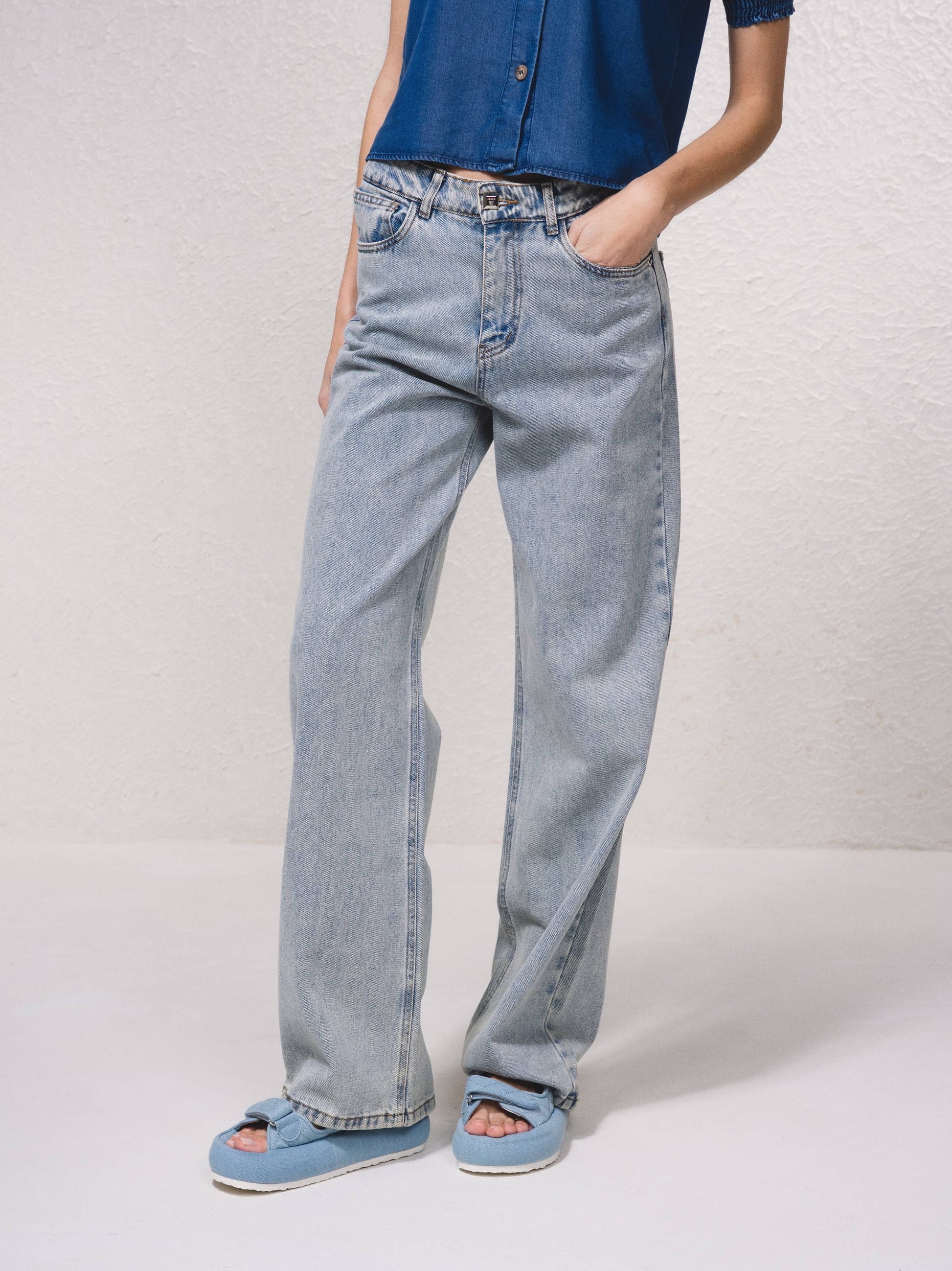 Jeans a gamba larga a vita alta