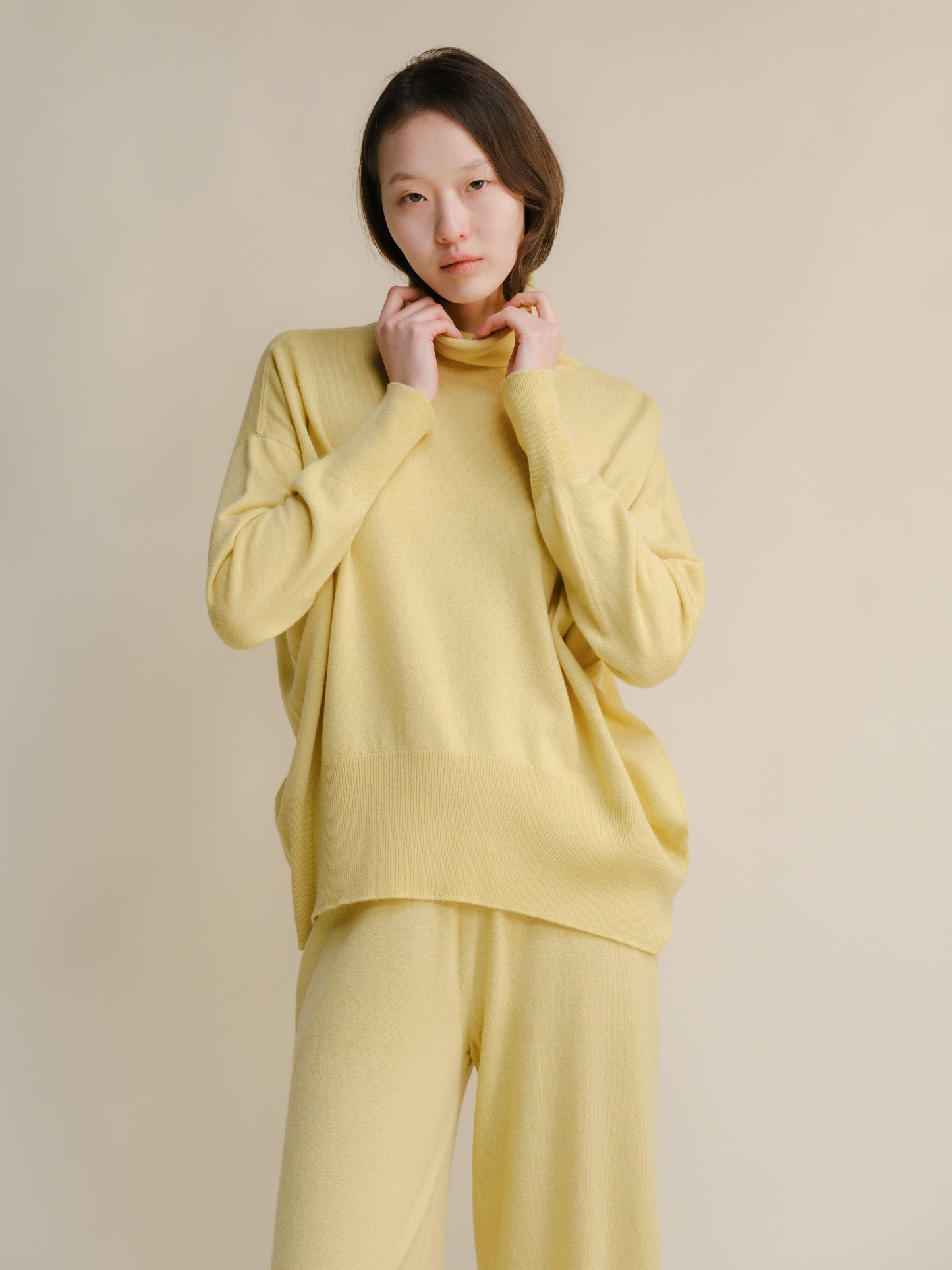 Maglione lungo dolcevita in misto cashmere con lavorazione 3D