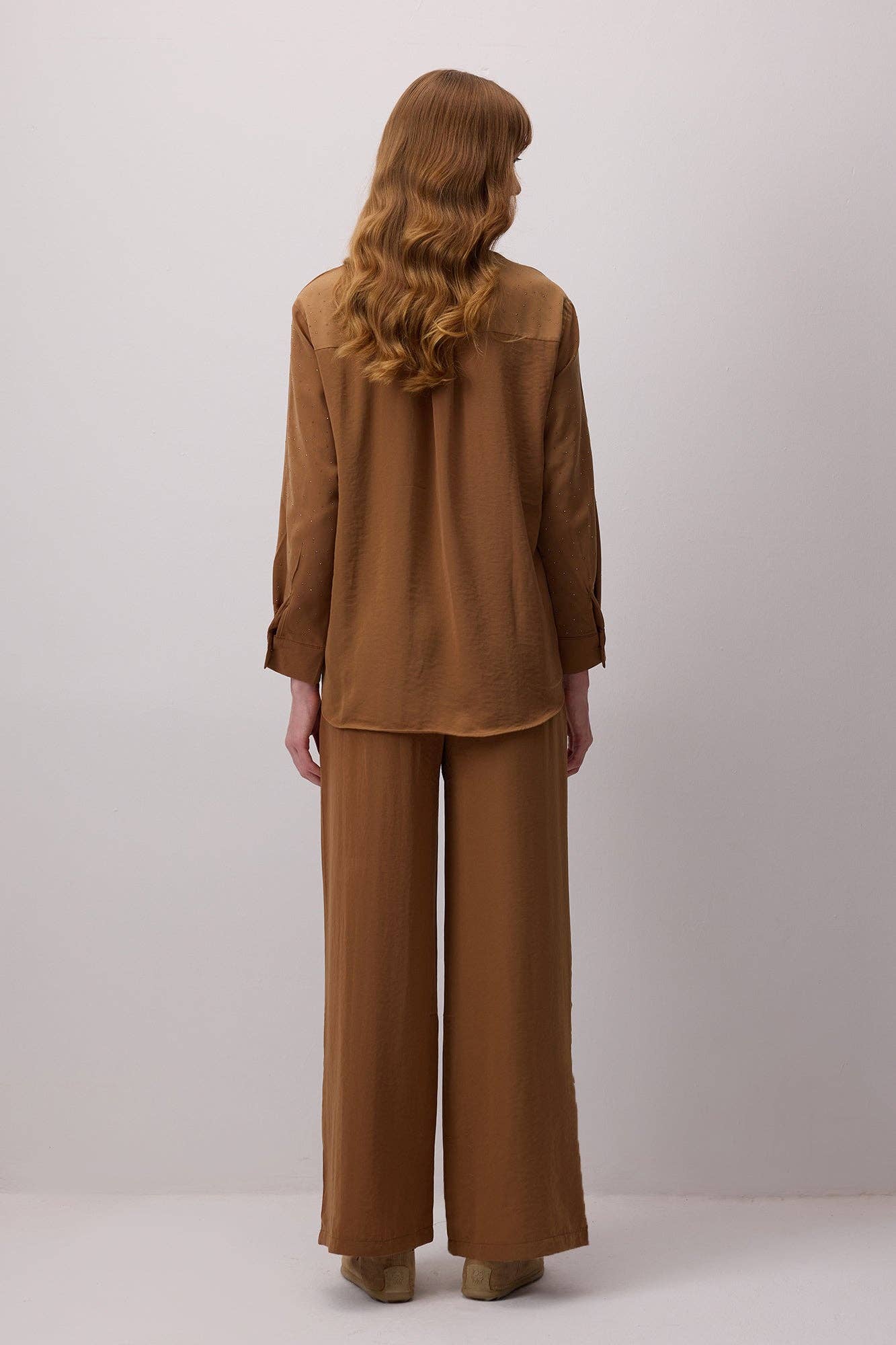 Completo Cupra camicia e pantaloni con micro strass cammello