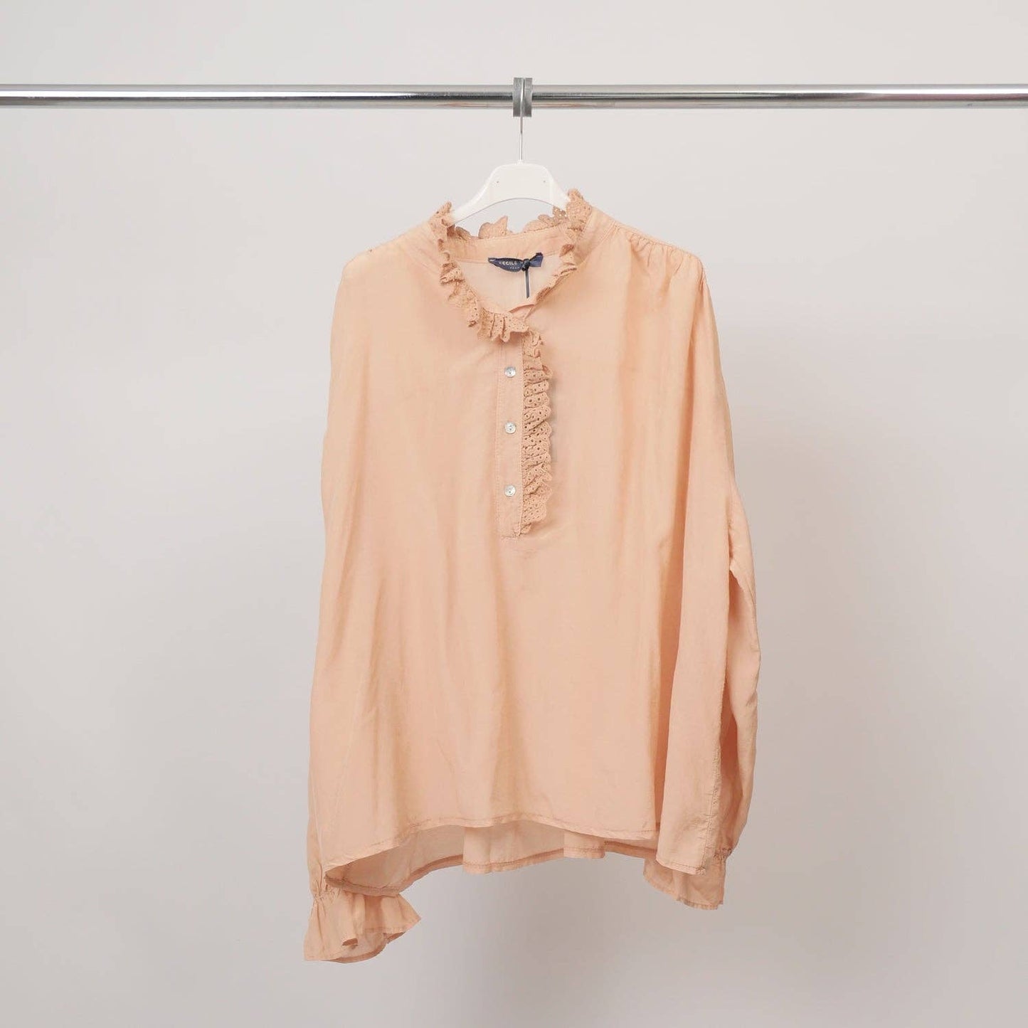 Camicia romantica con collo alto in pizzo