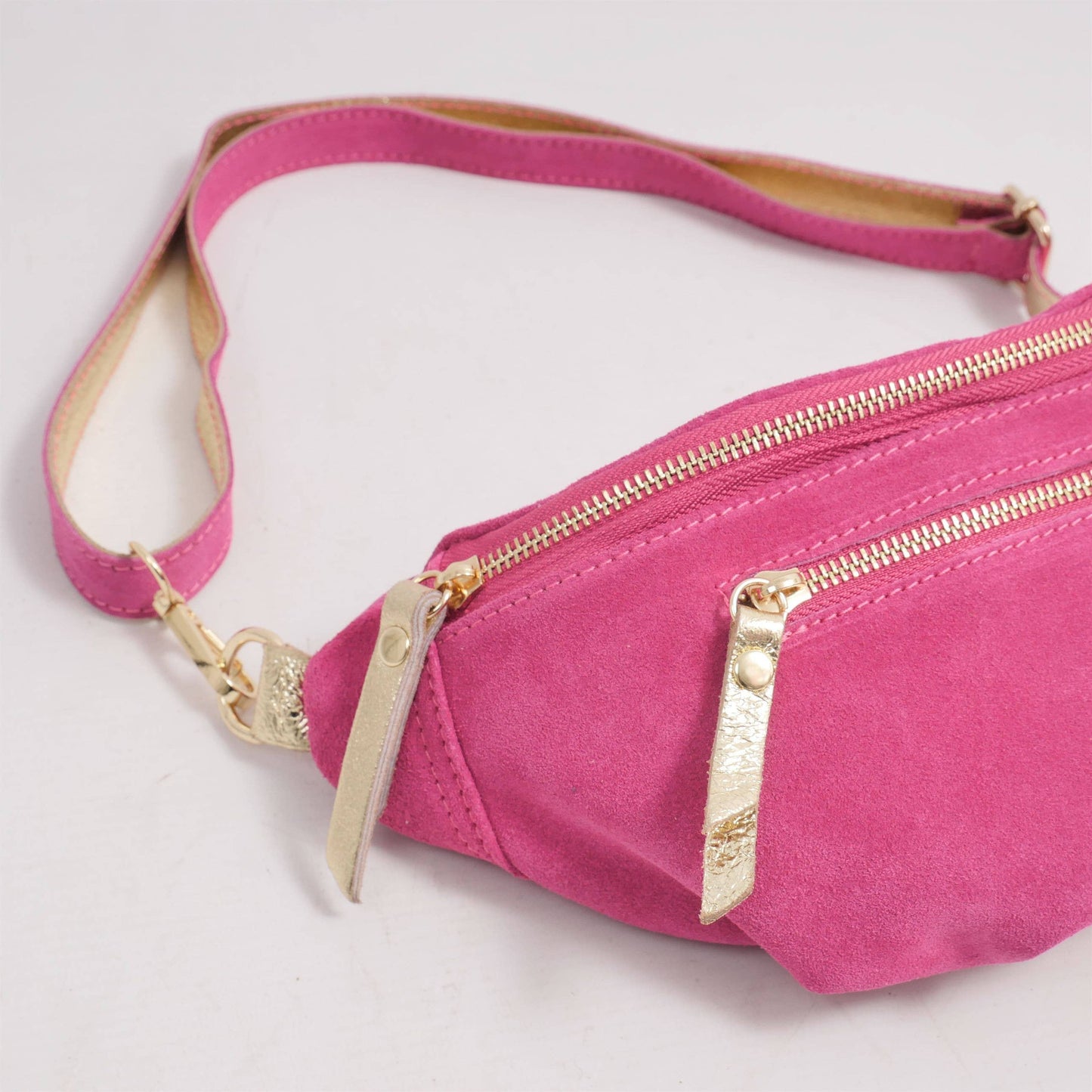 Marsupio in suede con dettagli in pelle dorata