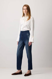 Pantaloni carrot in denim a vita alta