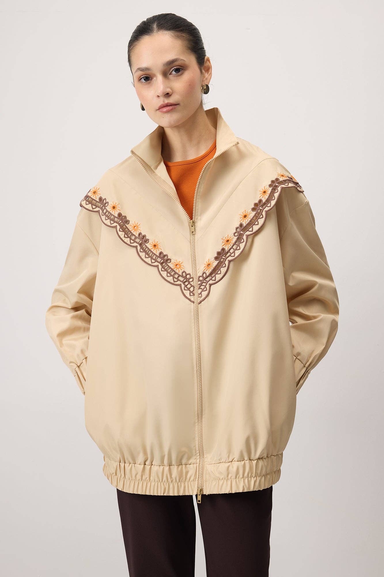 Giacca impermeabile ricamata beige