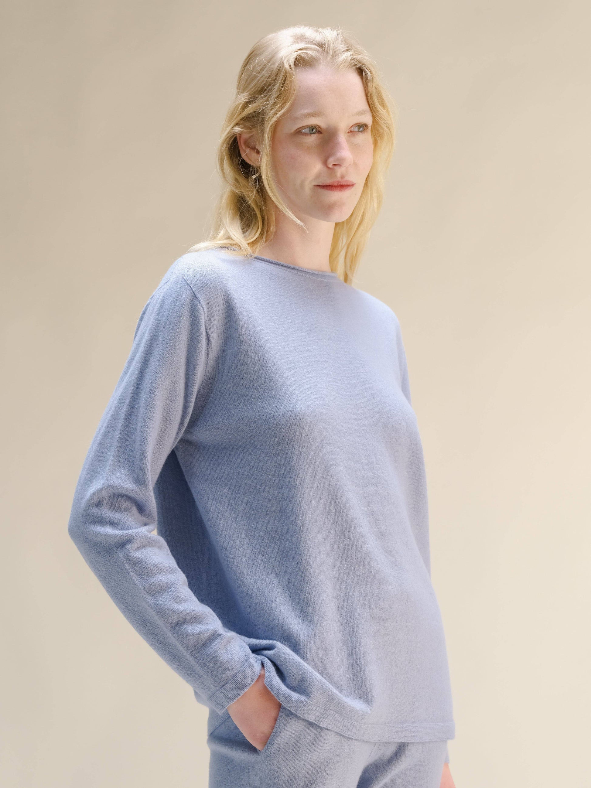 Maglia girocollo in misto cashmere con scollo curl