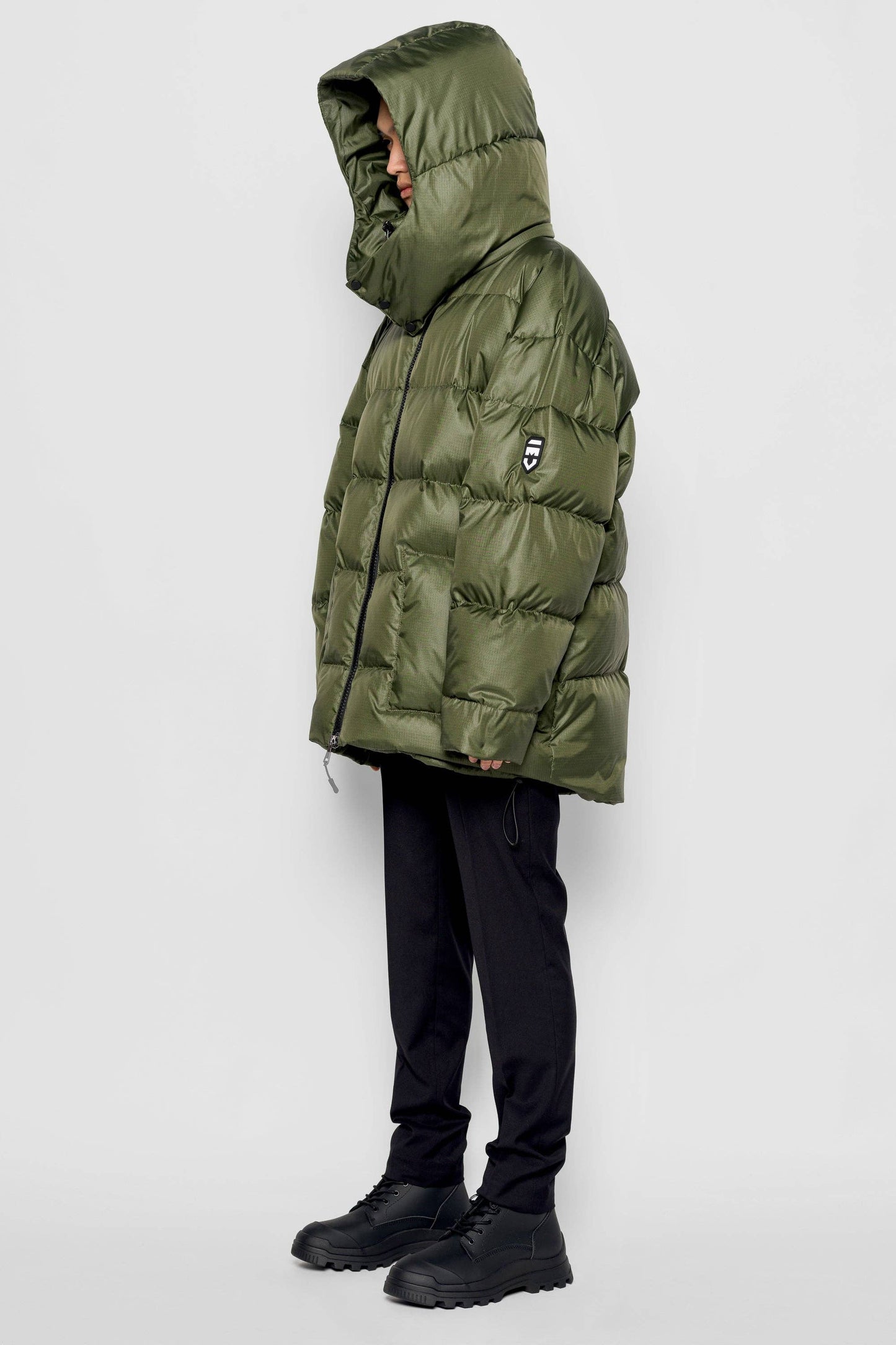 Piumino oversize Iconica verde militare con cappuccio rimovibile