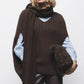 Poncho a maglia a coste con scollo a V