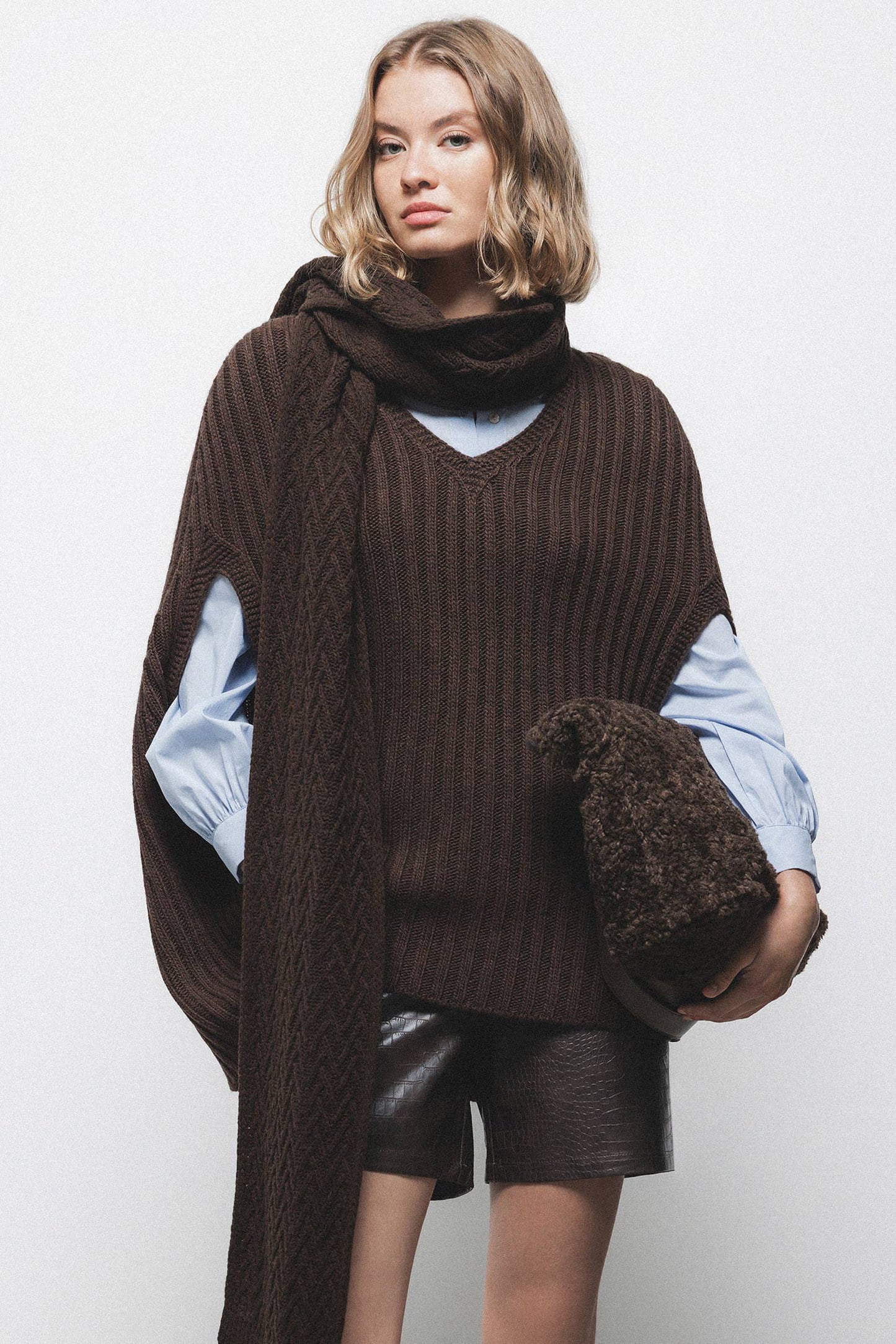 Poncho a maglia a coste con scollo a V
