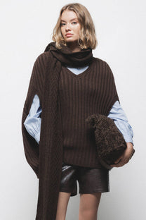 Poncho a maglia a coste con scollo a V
