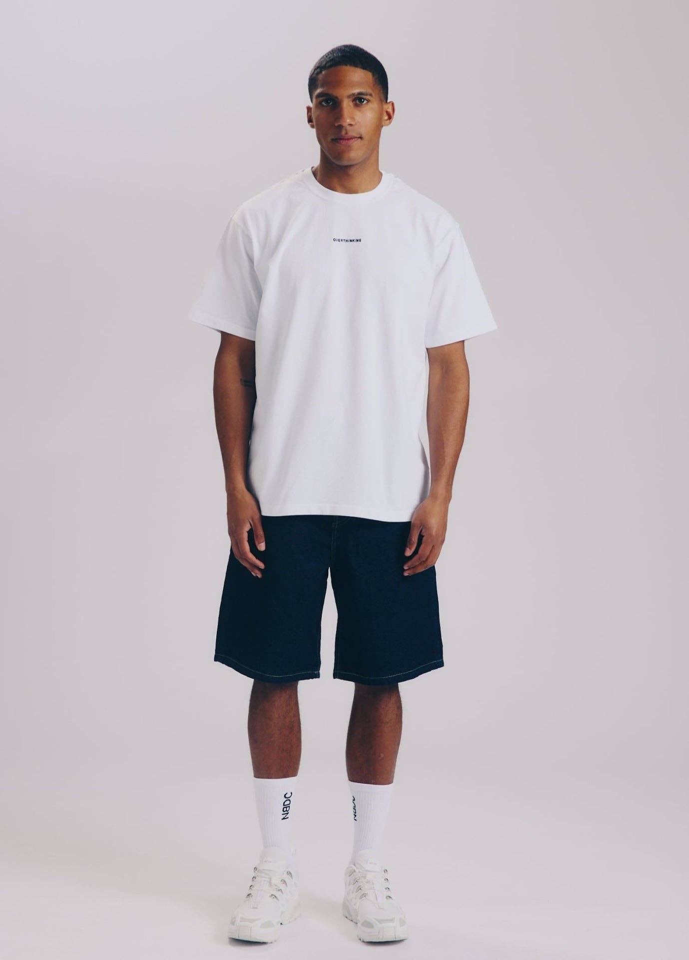 T-shirt oversize con scritta Overthinking