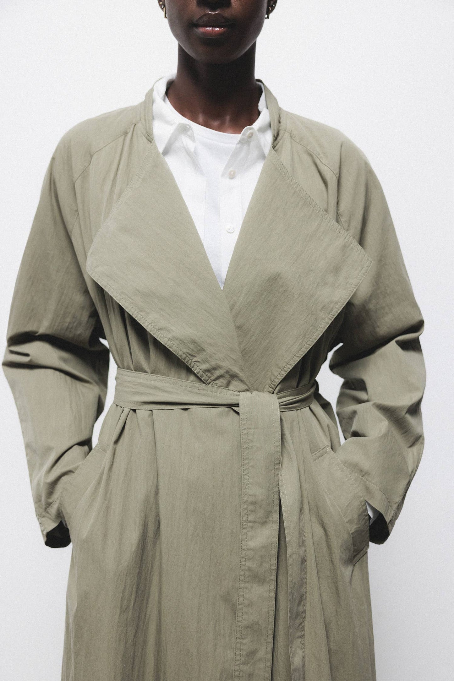 Cappotto lungo con cintura e colletto a rever