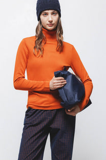 Maglione a maglia liscia con collo alto