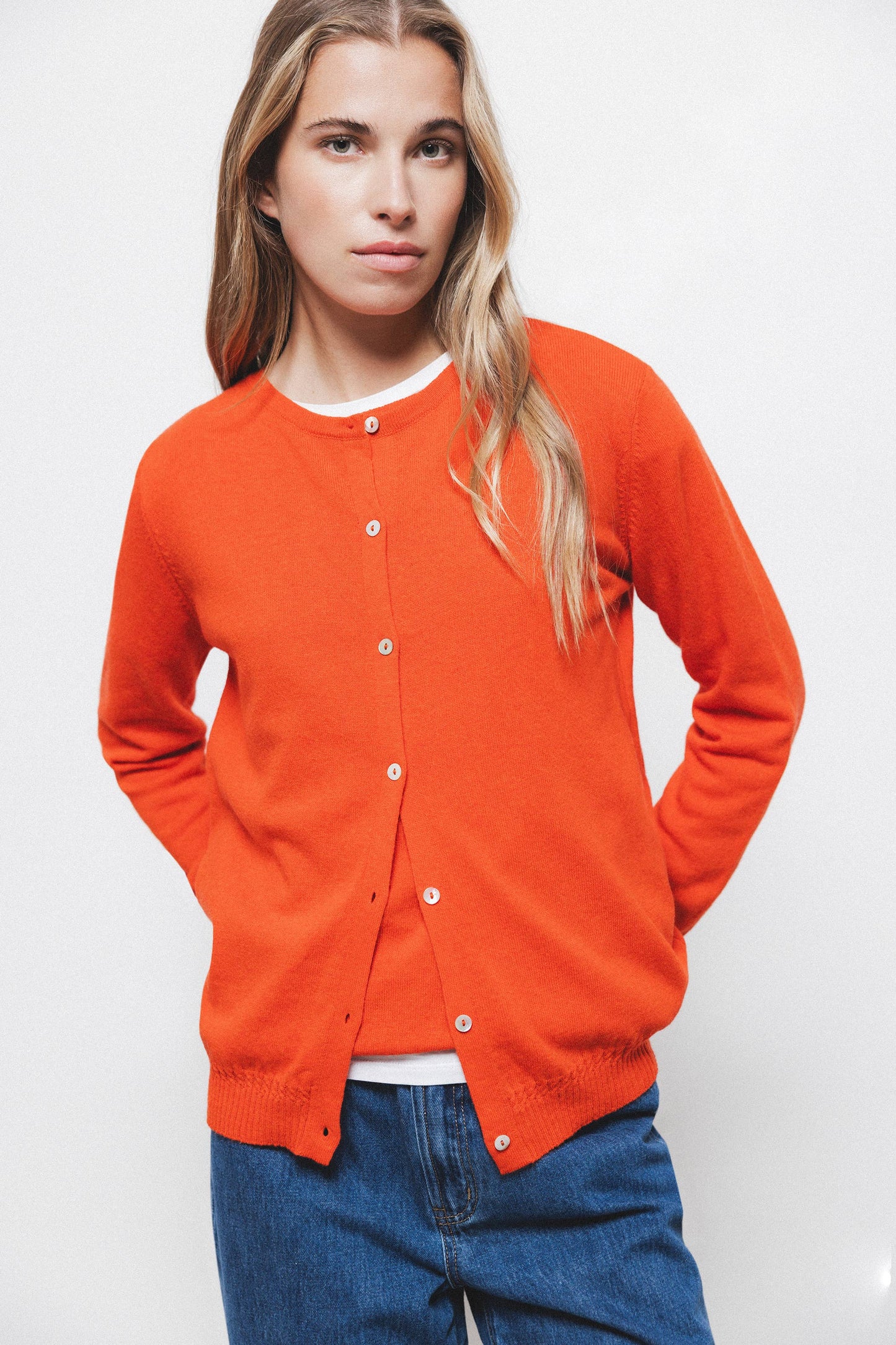 Cardigan in maglia rasata con bottoni a contrasto