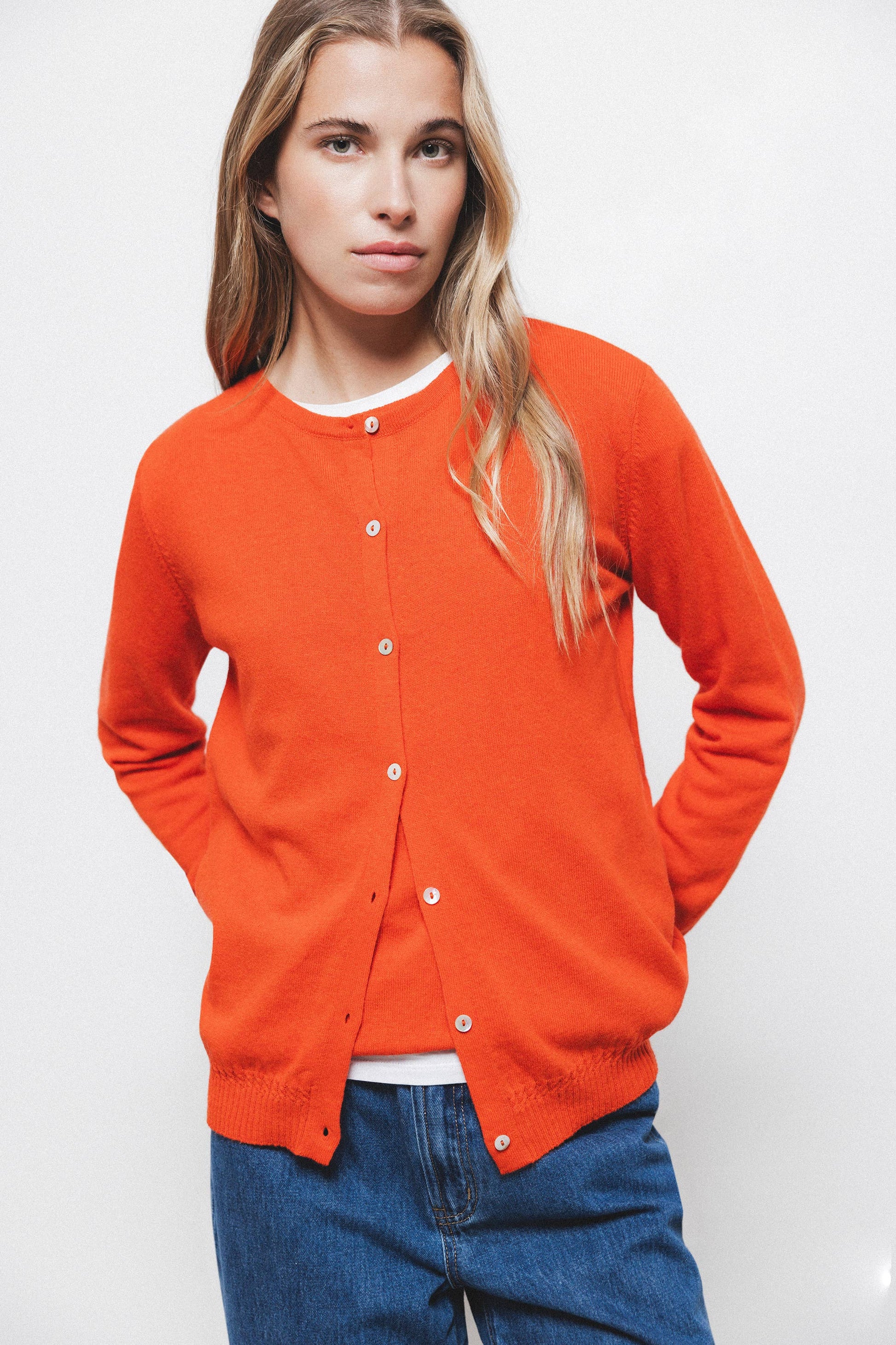 Cardigan in maglia rasata con bottoni a contrasto