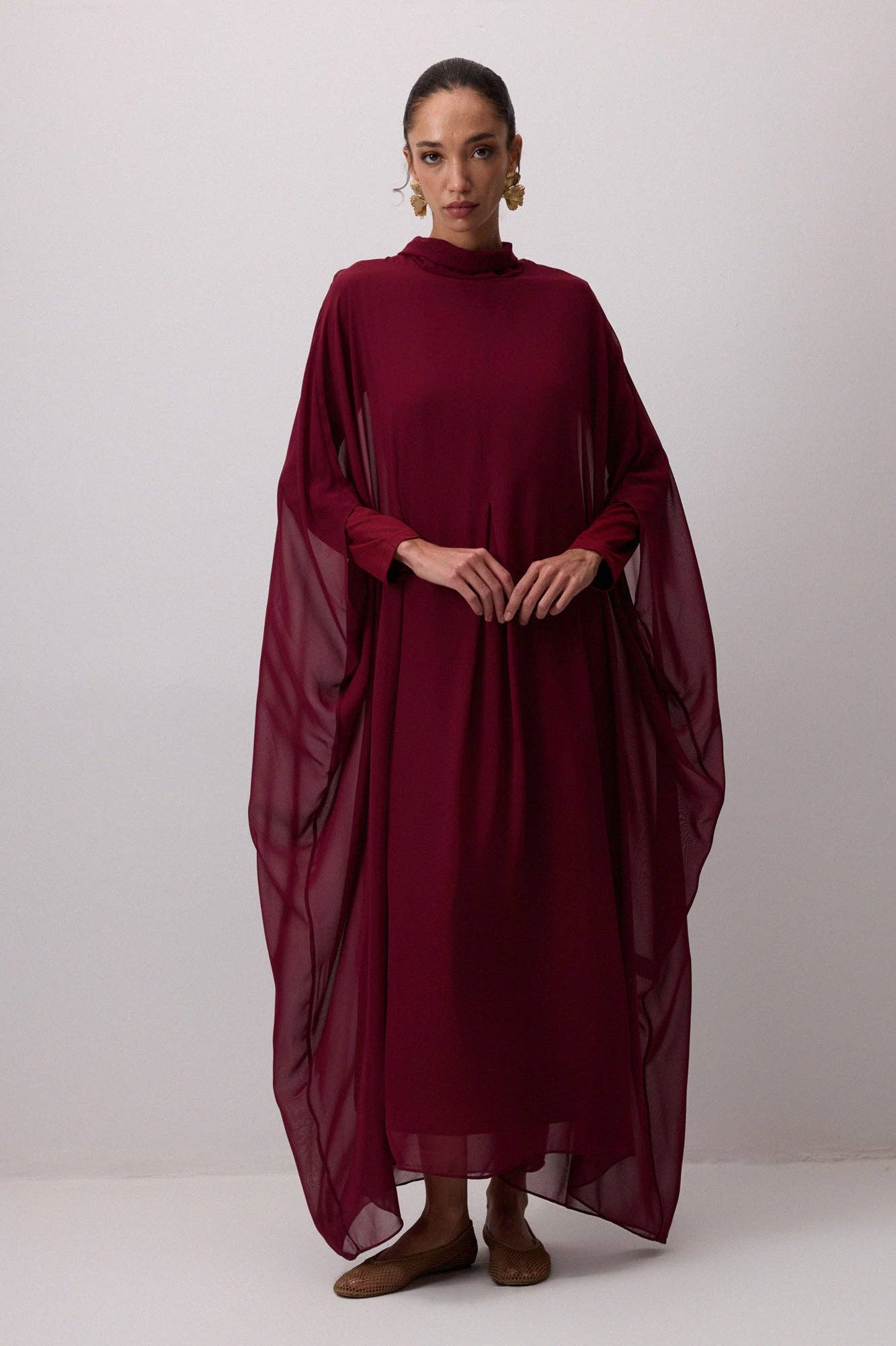 Abito in chiffon bordeaux con maniche a pipistrello