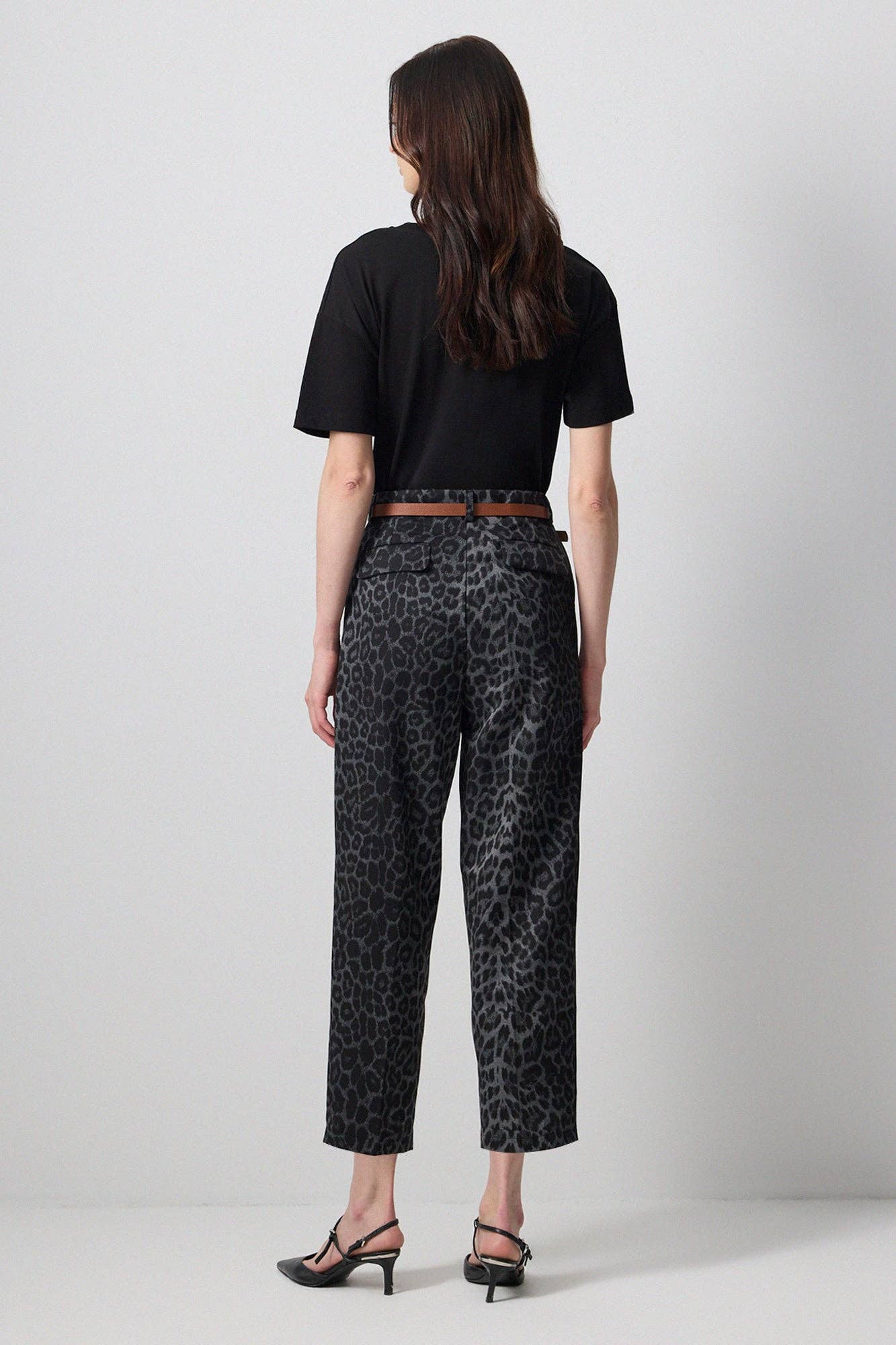 Pantaloni a carota animalier vita alta
