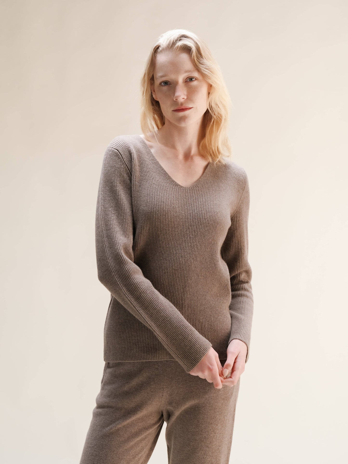 Maglia a coste con scollo a V in misto cashmere