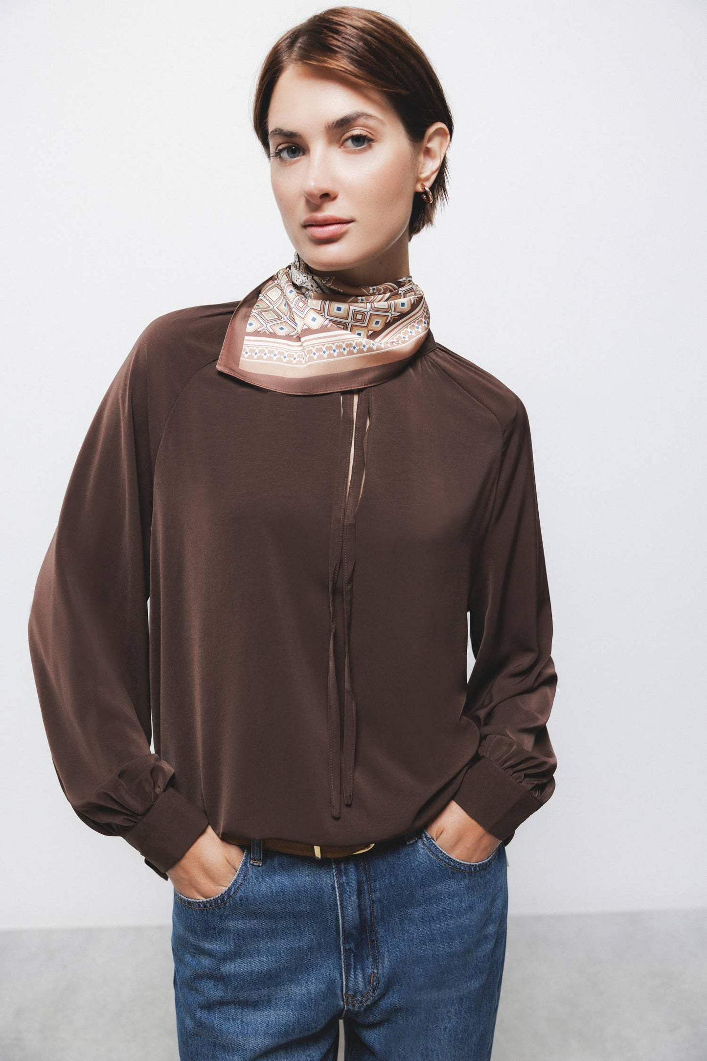 Blusa marrone con coulisse e scollo arricciato