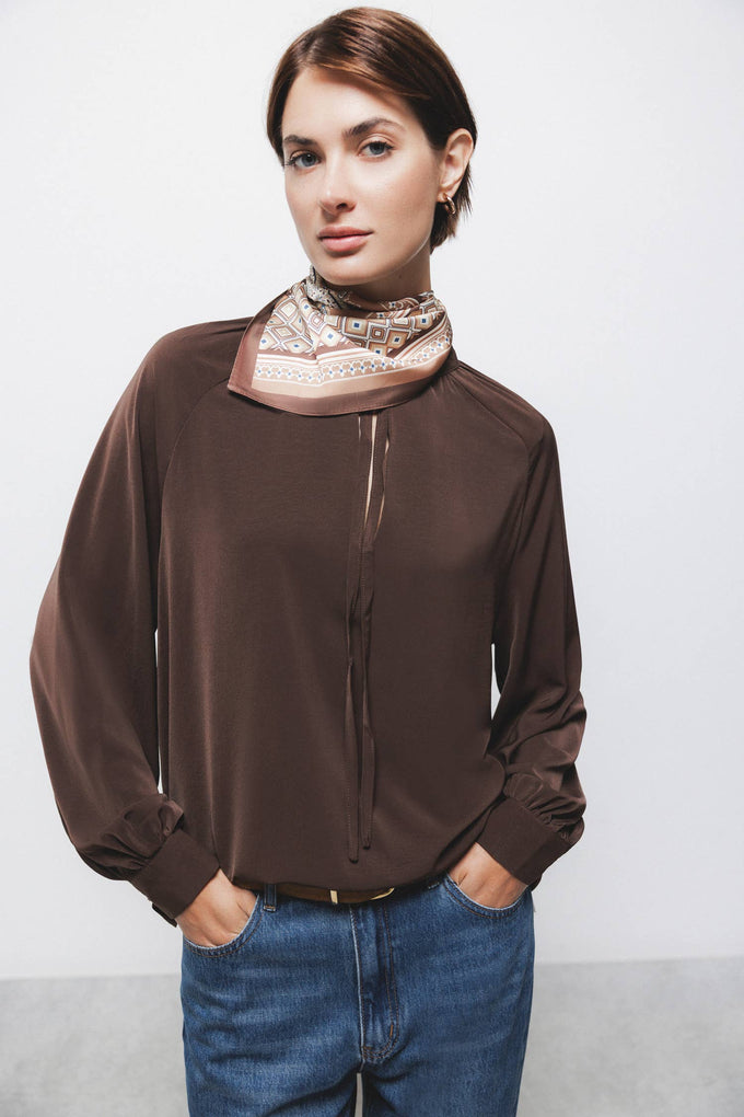 Blusa marrone con coulisse e scollo arricciato
