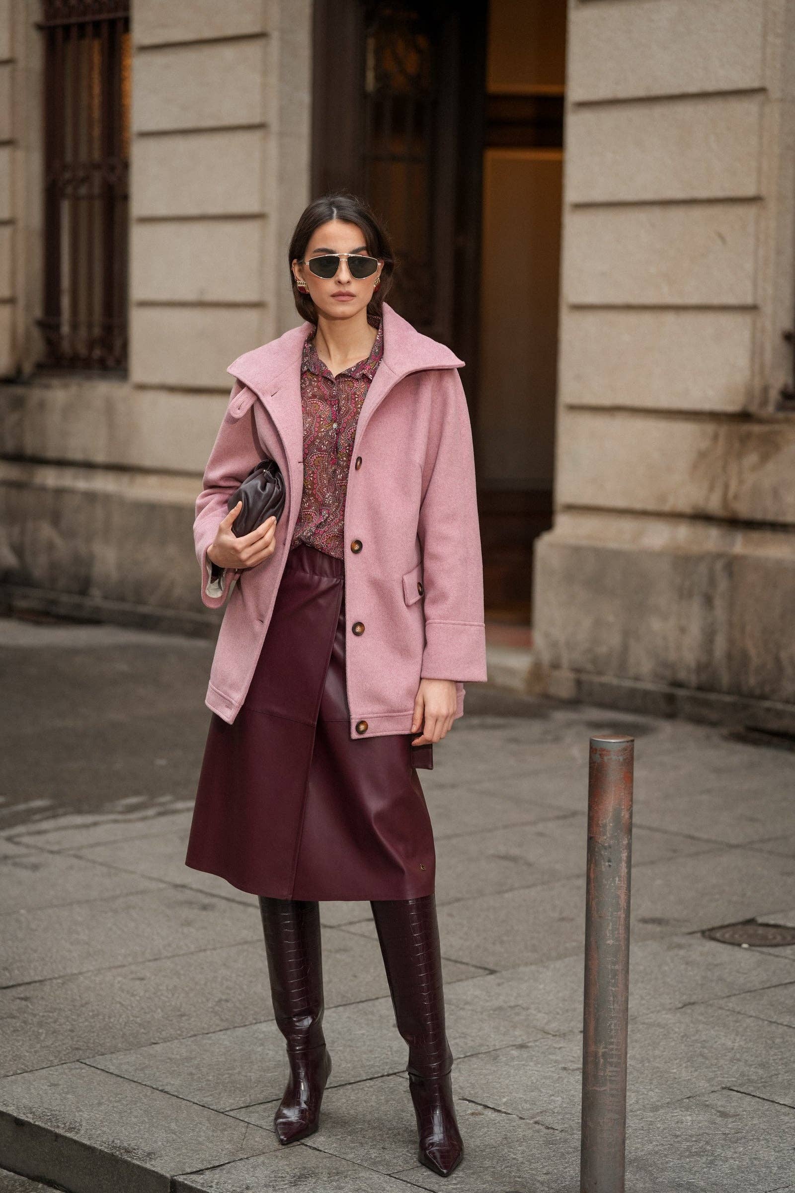 Cappotto corto in tessuto pesante con collo ampio