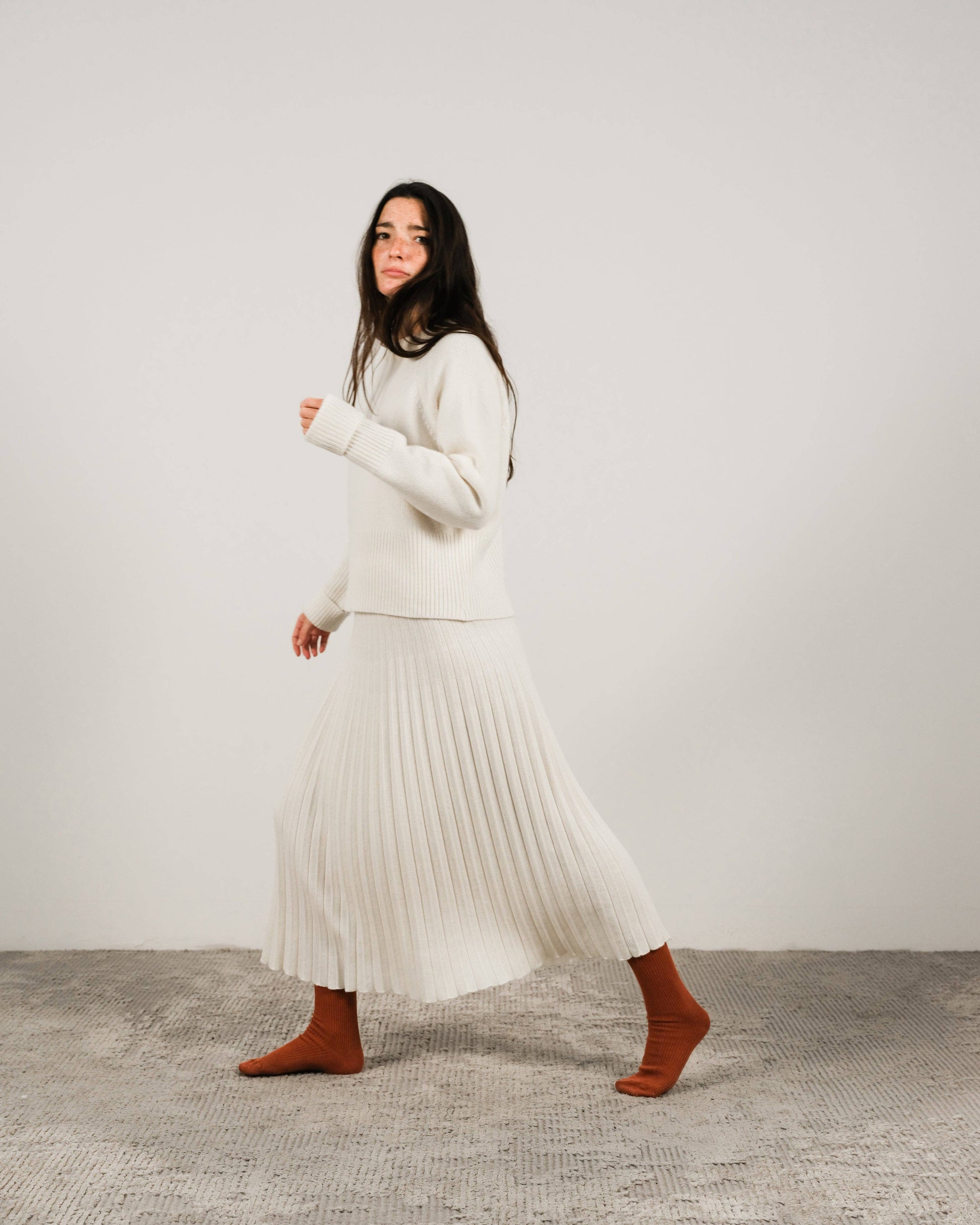 Maglione girocollo in misto cashmere con polsini arrotolati