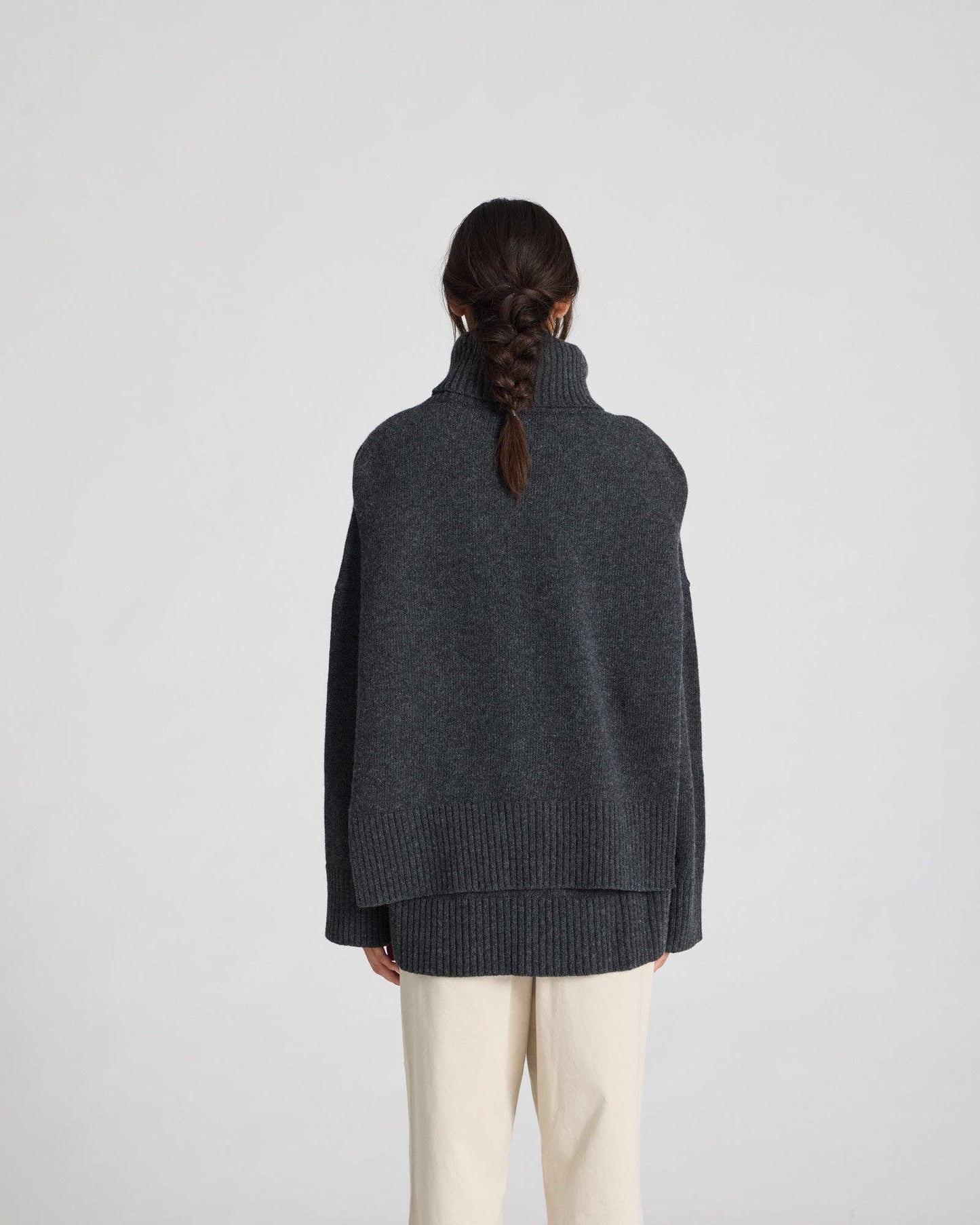Maglione dolcevita oversize in lana d’agnello grigio scuro mélange