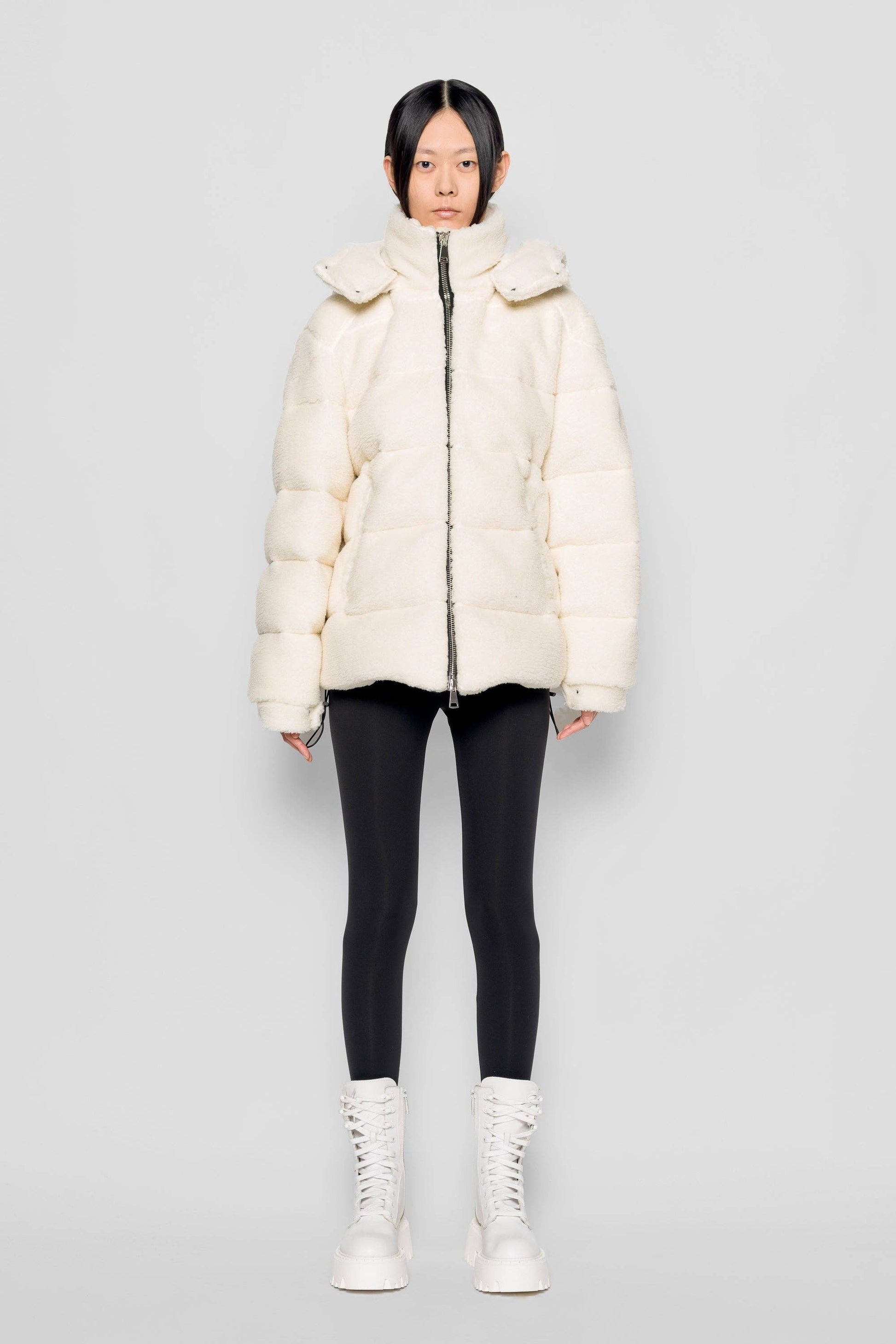 Piumino in eco shearling con cappuccio removibile
