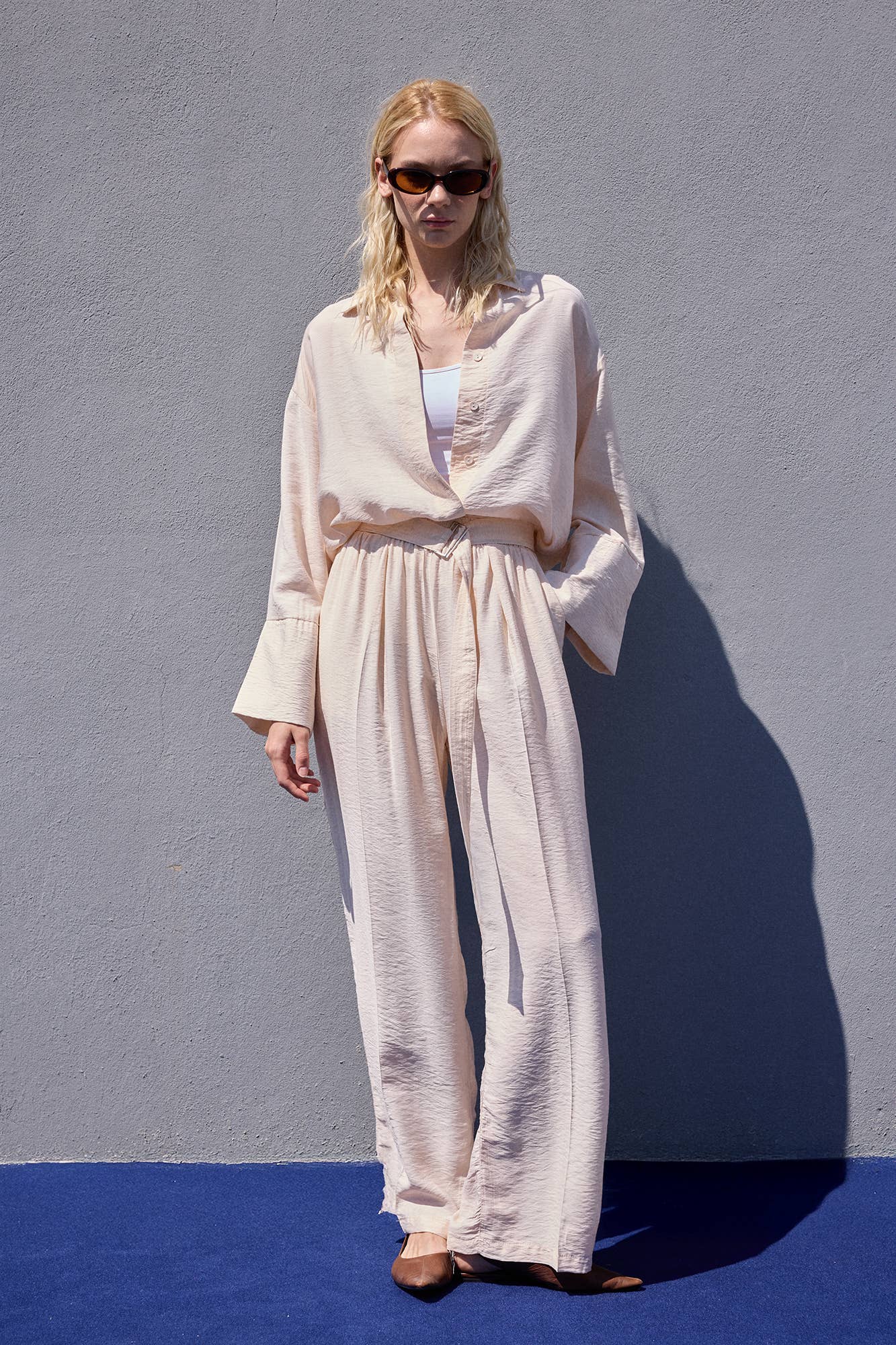 Completo donna camicia testurizzata con cintura e pantaloni palazzo