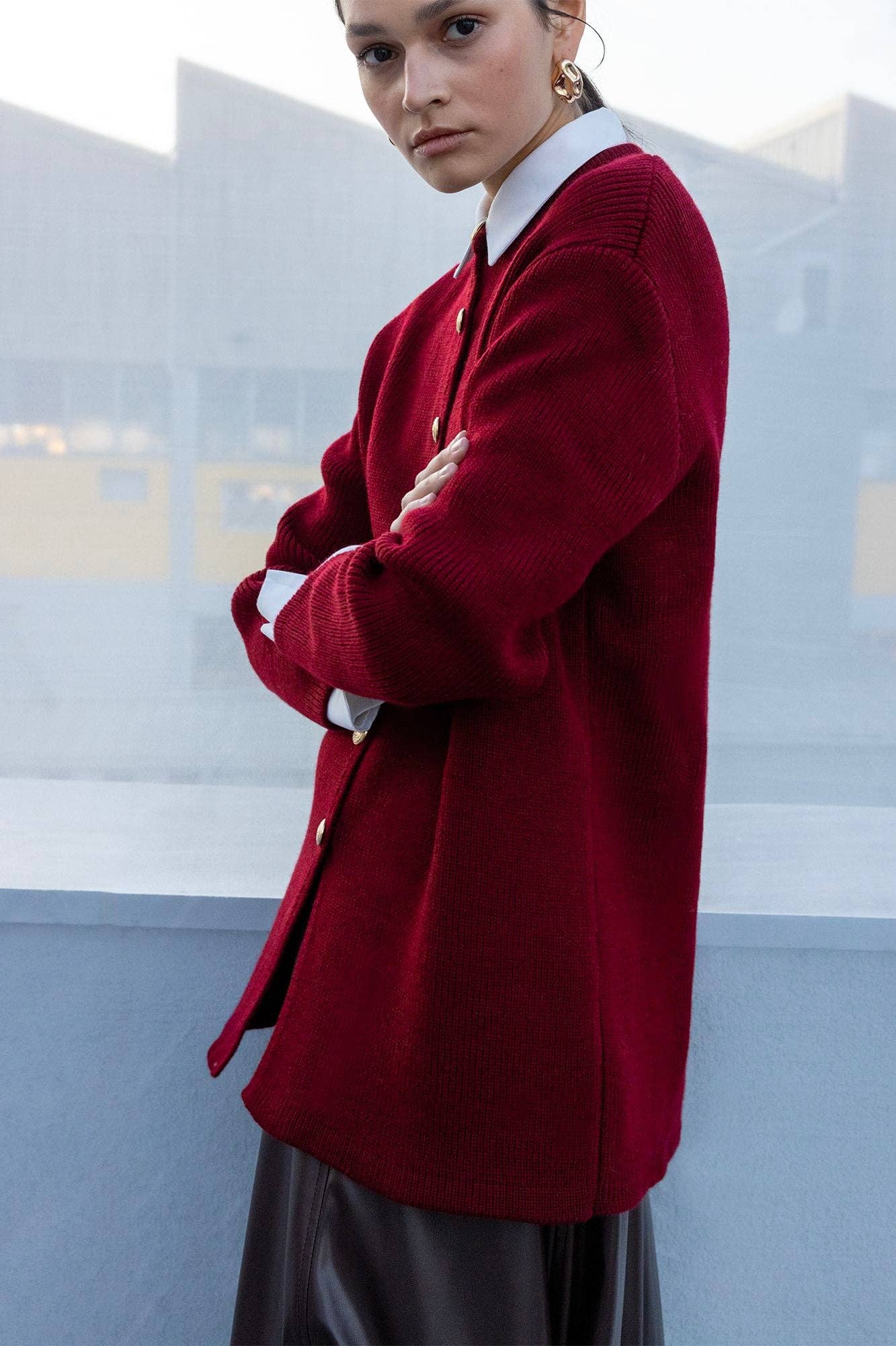 Cardigan lungo bordeaux con bottoni dorati