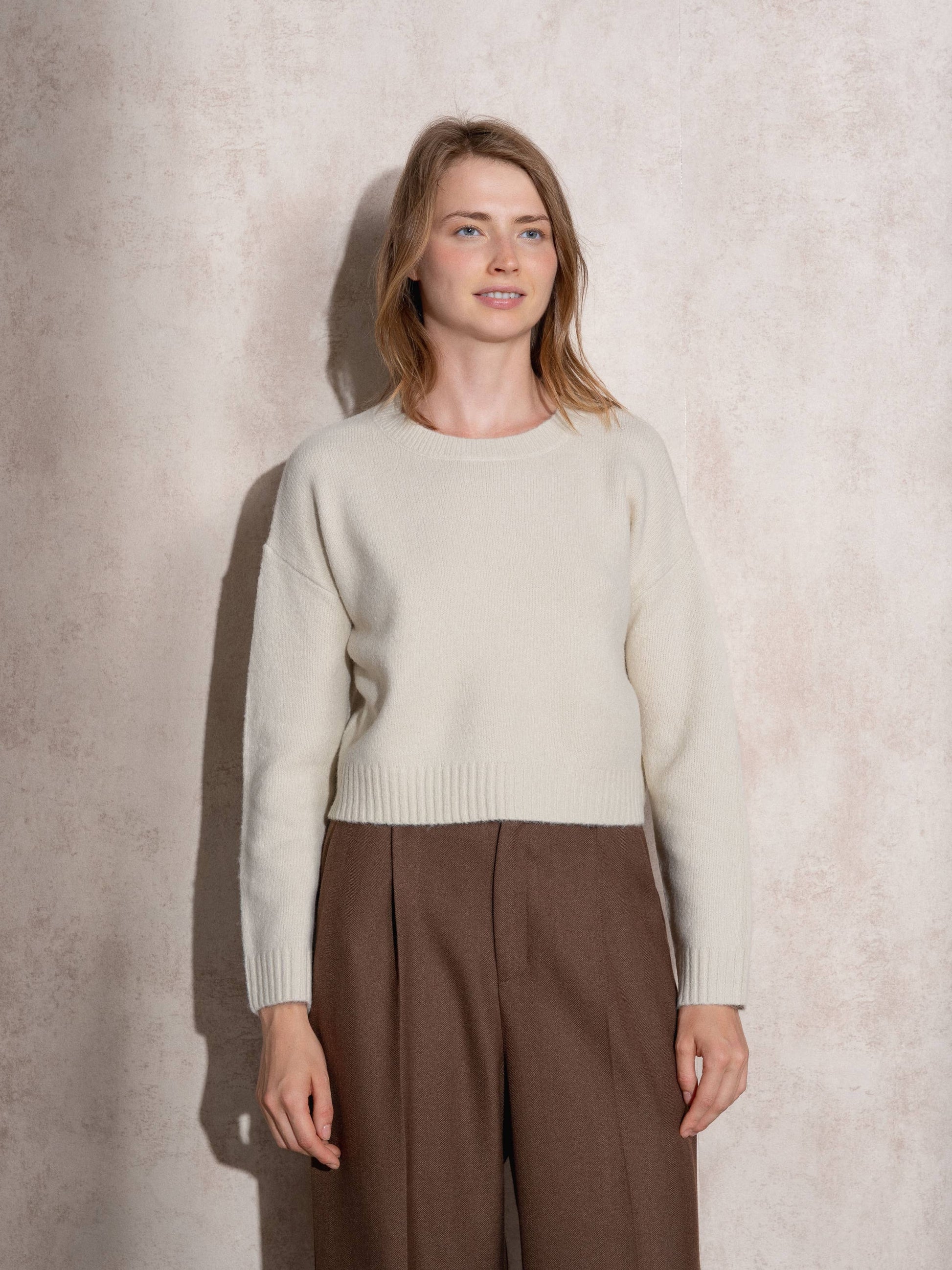 Maglia girocollo cropped in maglia morbida
