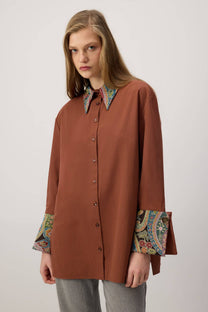Camicia marrone con dettagli etnici jacquard