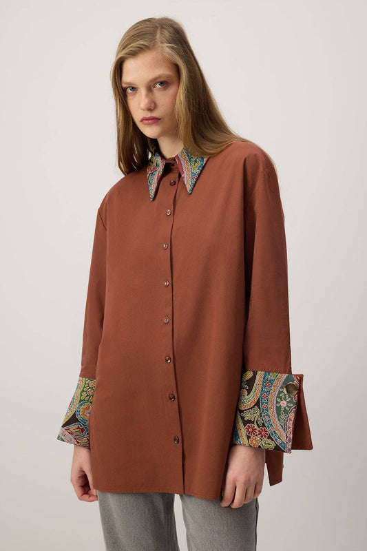 Camicia marrone con dettagli etnici jacquard