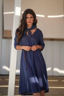 Abito midi in lino blu con scollo a V