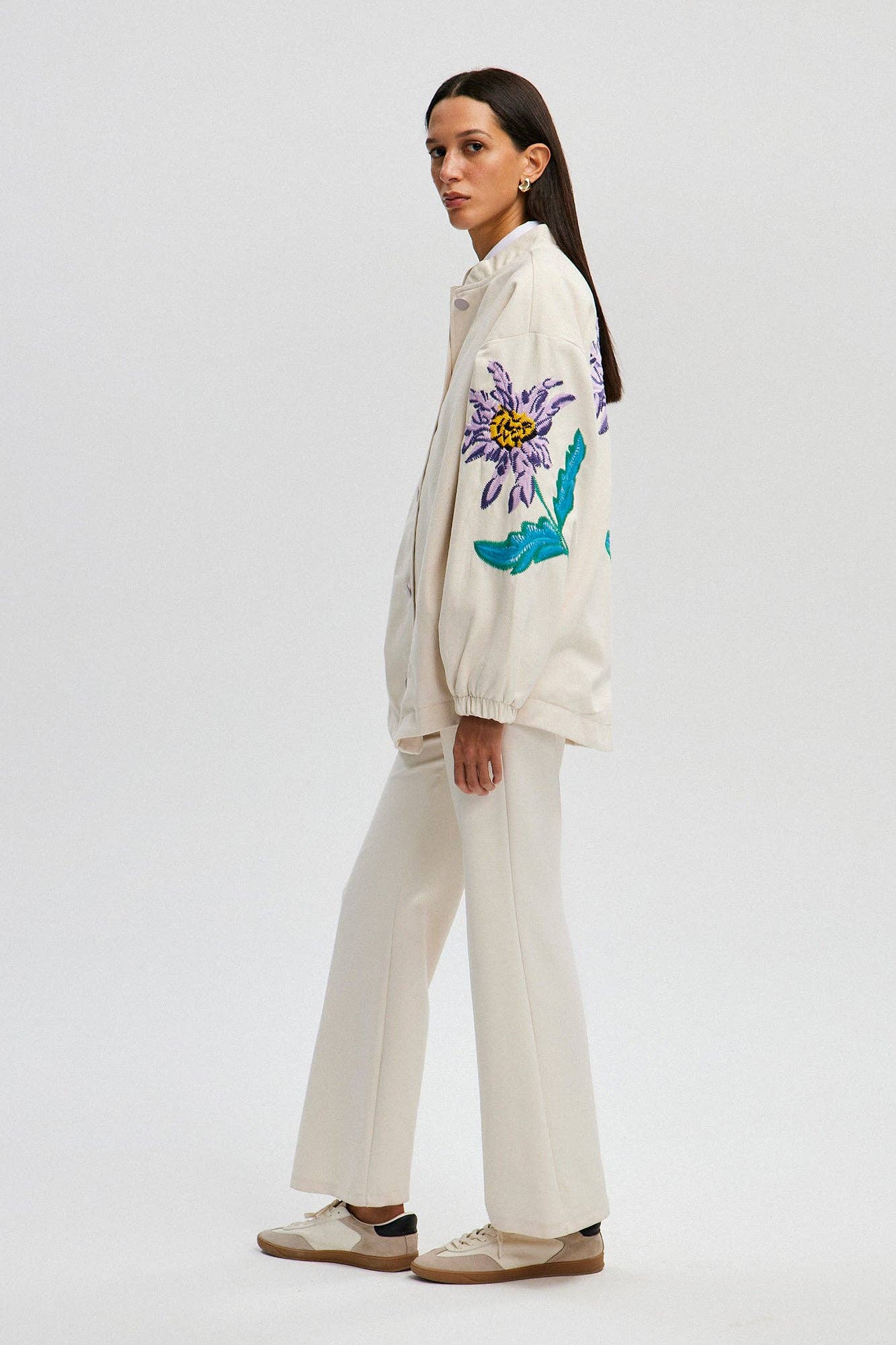 Giacca in denim naturale con ricamo floreale