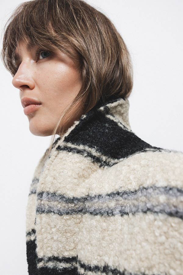 Cappotto bouclé intrecciato a righe con cintura