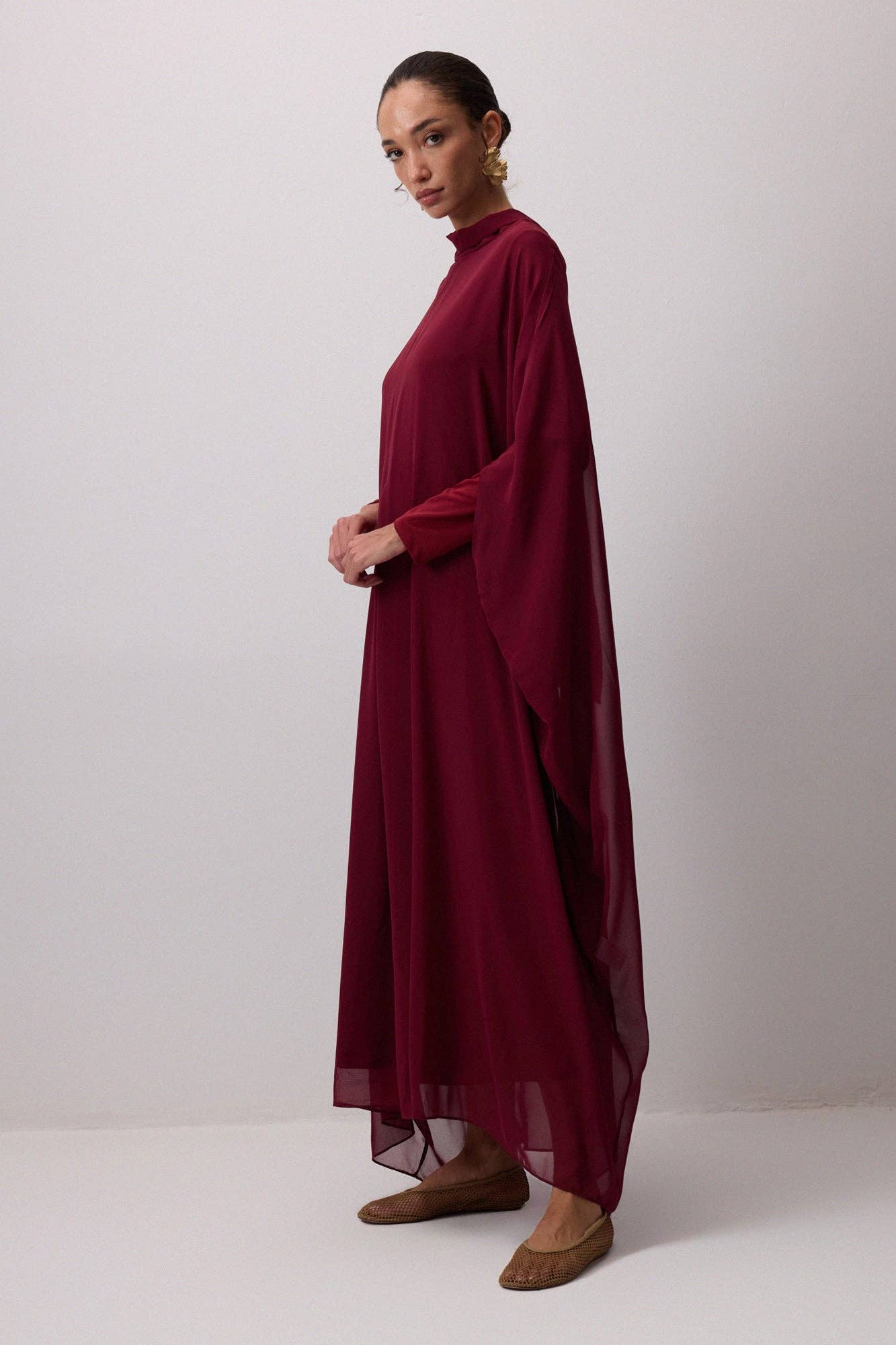 Abito in chiffon bordeaux con maniche a pipistrello