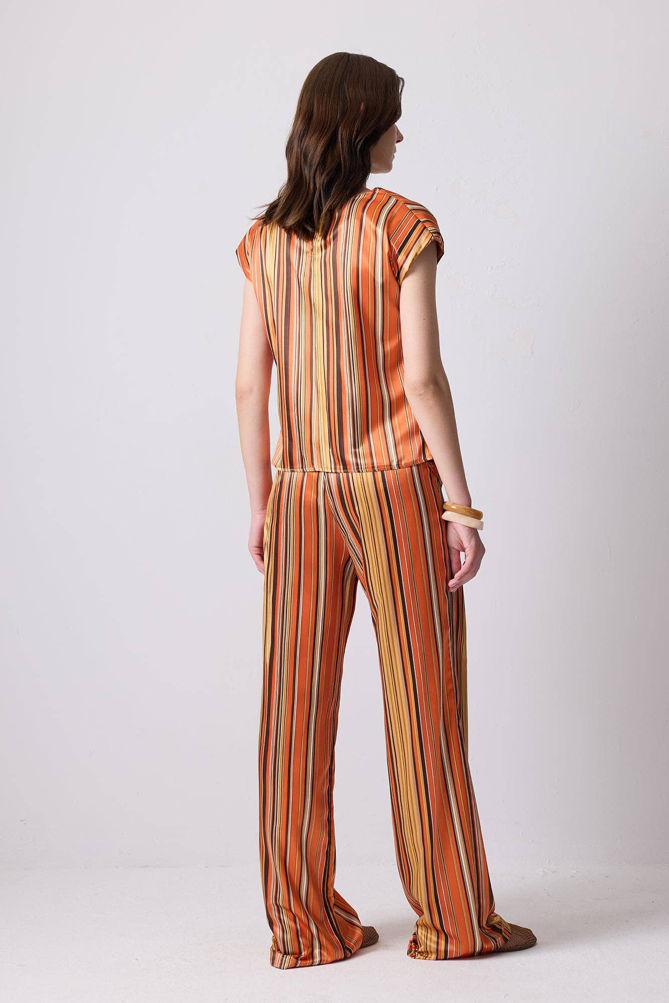 Completo rétro in raso a righe con blusa e pantaloni