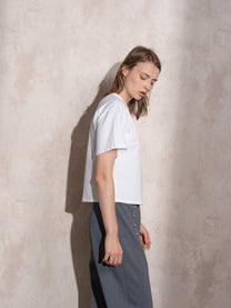 T-shirt bianca con applicazione lucida