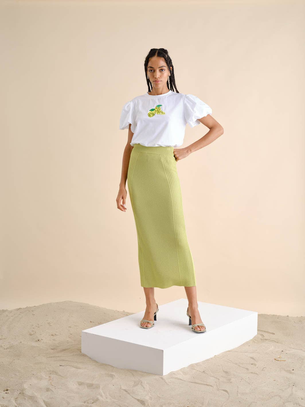 T-shirt bianca con paillettes a limone