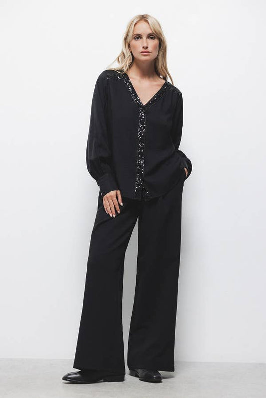 Blusa nera con paillettes e scollo a V