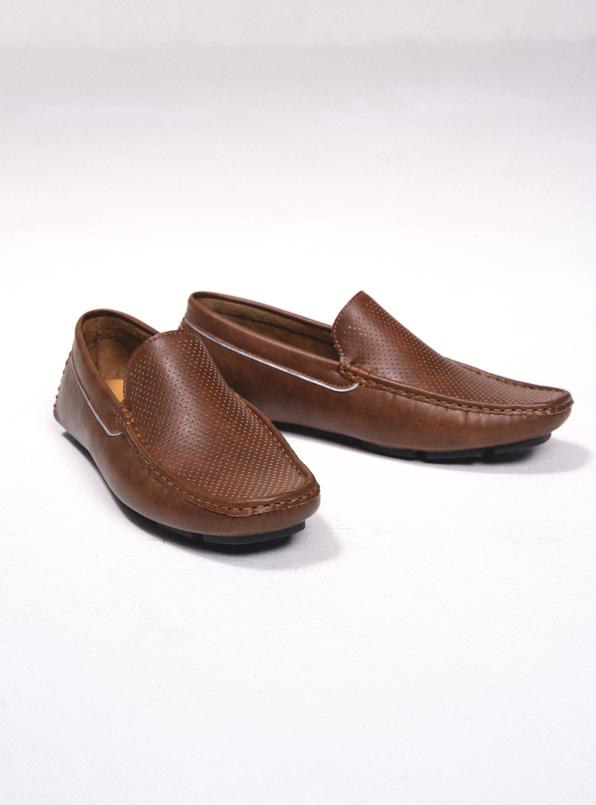 Mocassini in pelle sintetica marrone con suola sottile