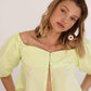Top corto verde lime in cotone biologico con maniche a sbuffo